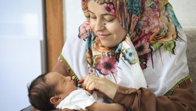 Anne Naide Soylu bebeğini kucağında tutuyor.