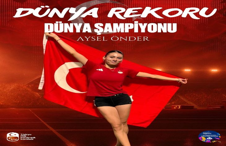 Görselde, milli sporcu Aysel Önder kırmızı formasıyla elinde Türk bayrağı taşıyarak poz veriyor. Üst kısımda büyük harflerle “Dünya Rekoru – Dünya Şampiyonu Aysel Önder” yazısı yer alıyor. Arka planda stadyum ışıkları ve kırmızı tonlarda tasarlanmış bir zemin bulunuyor. Alt köşelerde Türkiye Milli Paralimpik Komitesi ve şampiyona logoları görülüyor.