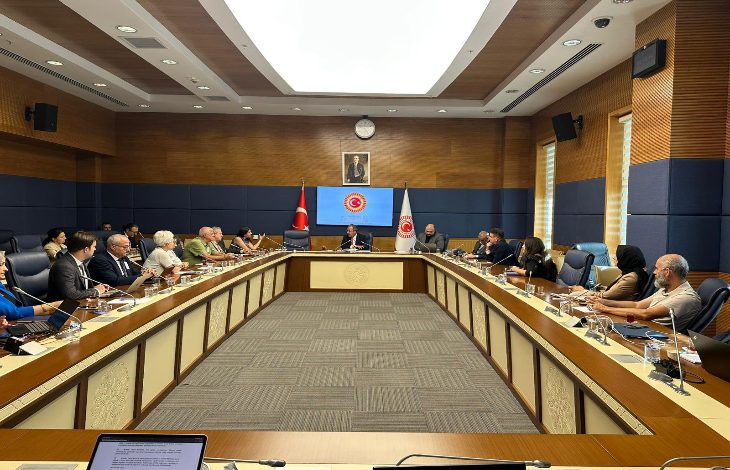 TBMM’de Engelli Bireylerin Sorunlarını Araştırma Komisyonu’nun düzenlediği odak grup görüşmesinden bir kare. Toplantıda engelli bireylerin yaşadığı sorunlar ve çözüm önerileri masaya yatırılıyor.
