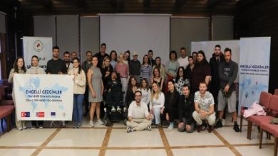 Katılımcı gençler etkinlik fotoğrafı çektiriyor.