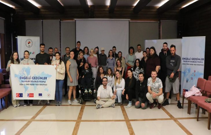 Katılımcı gençler etkinlik fotoğrafı çektiriyor.