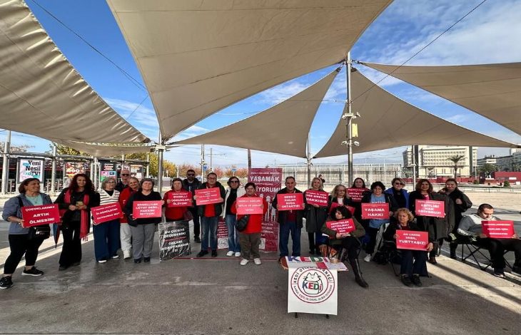 Görselde, açık alanda kurulan gölgeliklerin altında bir grup insan toplanmış. Ellerinde çeşitli talepler içeren kırmızı dövizler taşıyorlar. Dövizlerde, engelli bireylerin yaşam haklarına, bakım koşullarına ve devlet desteğine vurgu yapan ifadeler yer almakta. Önde, üzerinde “KEDİ Otizm Derneği" logosu bulunan bir masa bulunuyor. Arka planda büyük harflerle "YAŞAMAK İSTİYORUM" yazılı bir pankart dikkat çekiyor.