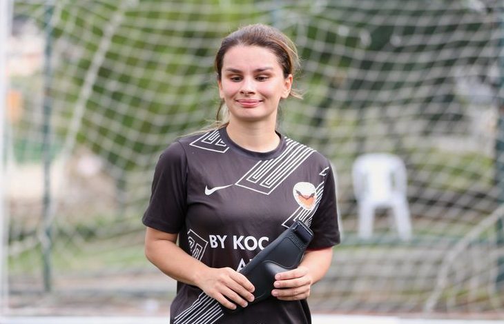 Görselde görme engelli sporcu Gülşah Aktürk yer alıyor. Görme engelli sporcu bir futbol sahasında durarak kameranın olduğu yöne doğru bakıyor.