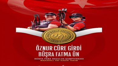 Görselde, Türk bayrağı fonu önünde iki milli para okçu yer alıyor: Öznur Cüre Girdi ve Büşra Fatma Ün. Sporcular, ellerinde yaylarla poz verirken, ortada büyük bir altın madalya görseli bulunuyor. Alt kısımda, ikilinin Dünya Para Okçuluk Şampiyonası’nda kadınlar makaralı yay takım kategorisinde şampiyon olduğu yazıyor.