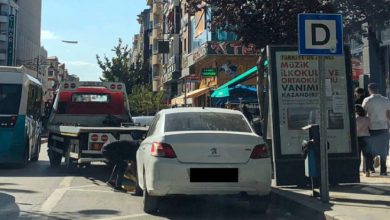 Beyaz otomobil çekici vasıtasıyla kaldırılıyor.
