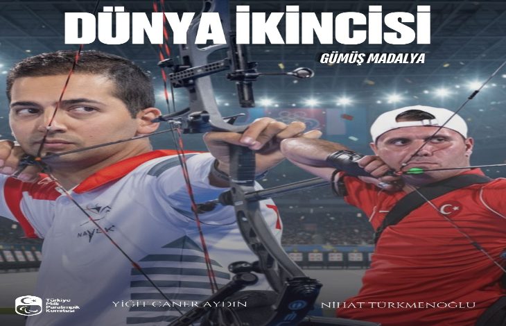 Görselde okçuluk yapan iki sporcu yer alıyor. Üst kısımda büyük harflerle “DÜNYA İKİNCİSİ – GÜMÜŞ MADALYA” yazıyor. Sol altta Türkiye Bedensel Engelliler Spor Federasyonu’nun logosu bulunuyor. Sporcuların isimleri de altta belirtilmiş: Yiğit Caner Aydın ve Nihat Türkmenoğlu. Arka planda bir spor salonu atmosferi görünüyor.