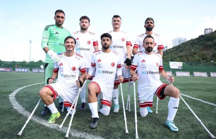 Ampute Futbol Milli Takımımız maç öncesi poz veriyor.