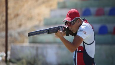 Milli para atıcı Muaz Erdem Madran silahıyla atış yapıyor.