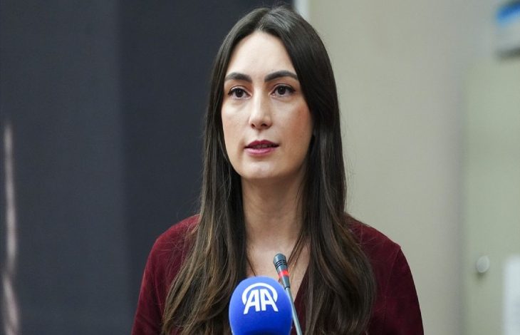 Gençlik ve Spor Bakanlığı Uluslararası Projeler Daire Başkanı ve Proje Koordinatörü Ümran Başar kürsüde konuşma yapıyor.