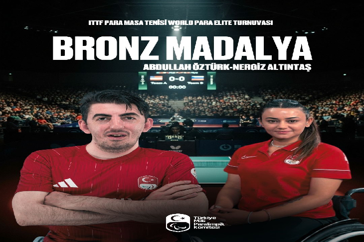 Görselde, Türkiye’yi temsil eden milli para masa tenisi sporcuları Abdullah Öztürk ve Nergiz Altıntaş yer alıyor. Arka planda kalabalık bir seyirci kitlesi ve masa tenisi sahası görülüyor. Üst kısımda “ITTF Para Masa Tenisi World Para Elite Turnuvası – Bronz Madalya” yazısı, alt kısımda ise Türkiye Milli Paralimpik Komitesi logosu bulunuyor.