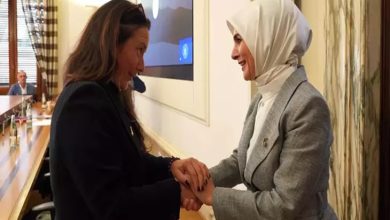 Aile ve Sosyal Hizmetler Bakanı Mahinur Özdemir Göktaş, İtalya Engelliler Bakanı Alessandra Locatelli ile ayakta el ele tutuşarak gülerek sohbet ediyor.