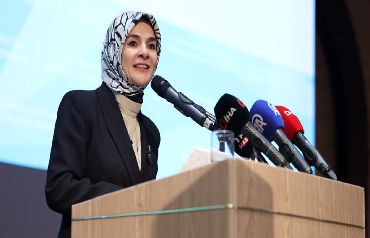 Aile ve Sosyal Hizmetler Bakanı Mahinur Özdemir Göktaş, kürsüde konuşma yapıyor.
