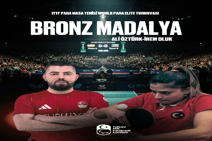 Görselde, Türkiye’yi temsil eden milli para masa tenisi sporcuları Ali Öztürk ve İrem Oluk yer alıyor. Arka planda kalabalık bir salon ve masa tenisi sahası görülüyor. Üst kısımda “ITTF Para Masa Tenisi World Para Elite Turnuvası – Bronz Madalya” yazısı, alt kısımda ise Türkiye Milli Paralimpik Komitesi logosu bulunuyor.