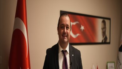 Görselde, Avukat ve Türk İşaret Dili Tercümanı Cem Ülker’in ofisinde çekilmiş bir fotoğrafı yer alıyor. Ülker’in arka planında, bir yanında Türk bayrağı, diğer yanında ise yarısı Atatürk’ün portresi, yarısı Türk bayrağı olan bir görsel bulunuyor.