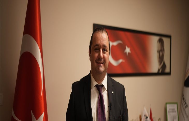 Görselde, Avukat ve Türk İşaret Dili Tercümanı Cem Ülker’in ofisinde çekilmiş bir fotoğrafı yer alıyor. Ülker’in arka planında, bir yanında Türk bayrağı, diğer yanında ise yarısı Atatürk’ün portresi, yarısı Türk bayrağı olan bir görsel bulunuyor.