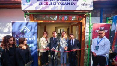 Bakırköy Belediyesi Engelsiz Yaşam Evi Merkezi’nin açılış törenine kurdelesini Bakırköy Belediye Başkanı Sayın Ayşegül Ovalıoğlu ve katılımcı üç kişi kesiyorlar.
