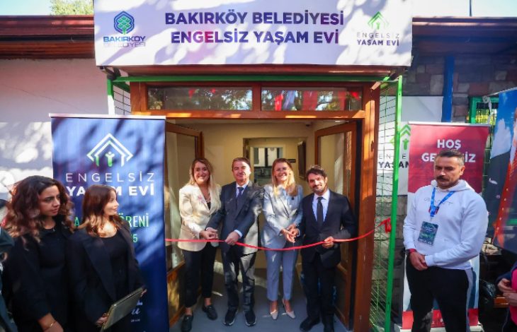 Bakırköy Belediyesi Engelsiz Yaşam Evi Merkezi’nin açılış törenine kurdelesini Bakırköy Belediye Başkanı Sayın Ayşegül Ovalıoğlu ve katılımcı üç kişi kesiyorlar.