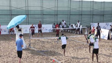Ayak voleybolu maçı yapan iki takım plajda karşılaşıyor.