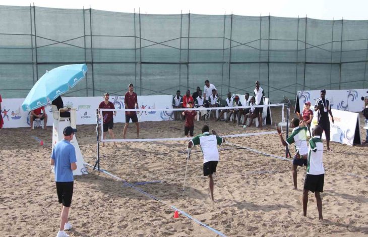Ayak voleybolu maçı yapan iki takım plajda karşılaşıyor.