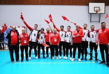 Goalball Erkek Milli Takımımız ve teknik heyet yan yana bayrak sallarken seviniyor.