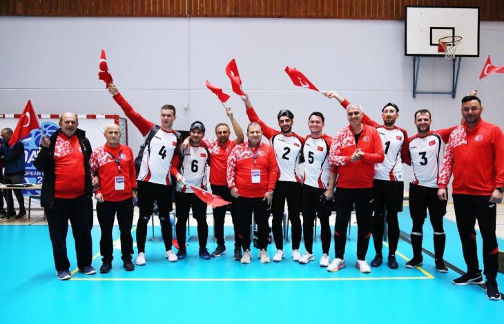 Goalball Erkek Milli Takımımız ve teknik heyet yan yana bayrak sallarken seviniyor.
