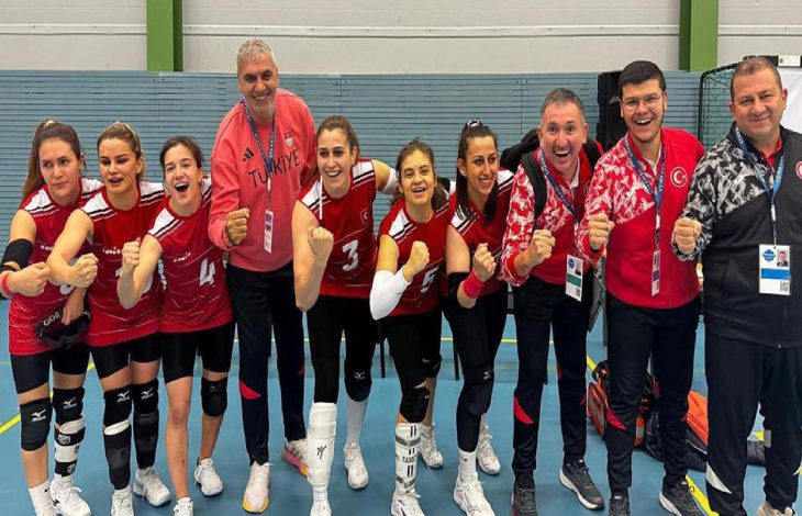 Kadın Goalball Milli Takımı ve teknik kadro sevinç içinde sağ yumruklarını sıkarak poz veriyor.