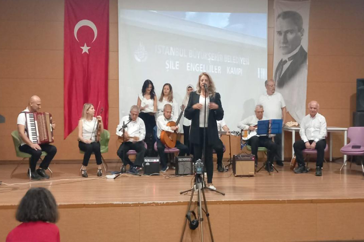 Müzik korosu sahnede şarkı söylüyor.