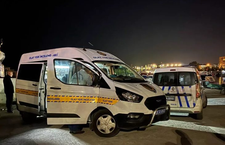 Olay yeri inceleme ve polis aracı yan yana bulunuyor.