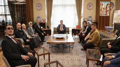 Görselde, Kütahya Valisi Musa Işın, Altı Nokta Körler Derneği Kütahya Şube Başkanı İsmail Barış ve dernek yönetim kurulu üyeleri yer alıyor.