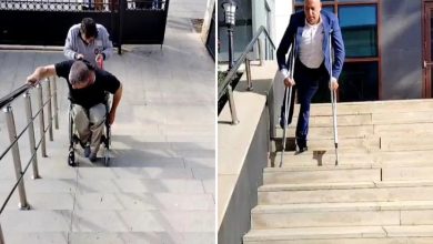 Görselde iki farklı kare yer alıyor. Sol tarafta tekerlekli sandalyedeki bir kişi dik bir rampadan yukarı çıkmaya çalışıyor, arkasında ise ona destek olan biri var. Sağ tarafta ise koltuk değnekleriyle yürüyen takım elbiseli bir kişi merdivenleri çıkmaya uğraşıyor. Her iki karede de erişim zorlukları dikkat çekiyor.