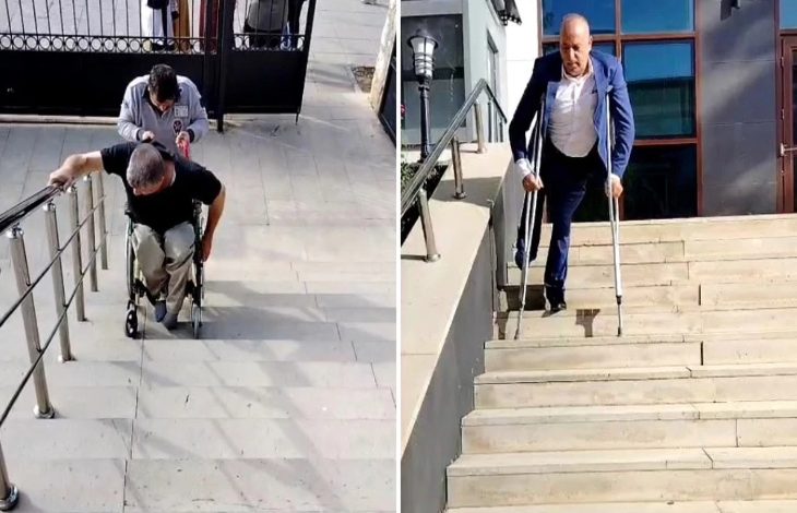 Görselde iki farklı kare yer alıyor. Sol tarafta tekerlekli sandalyedeki bir kişi dik bir rampadan yukarı çıkmaya çalışıyor, arkasında ise ona destek olan biri var. Sağ tarafta ise koltuk değnekleriyle yürüyen takım elbiseli bir kişi merdivenleri çıkmaya uğraşıyor. Her iki karede de erişim zorlukları dikkat çekiyor.