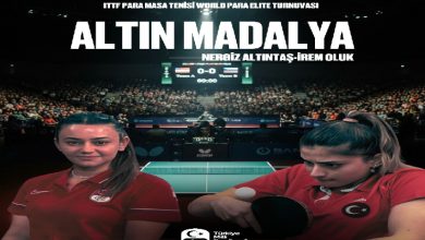 Görselde, “ITTF Para Masa Tenisi World Para Elite Turnuvası”nda altın madalya kazanan milli sporcular Nergiz Altıntaş ve İrem Oluk yer alıyor. Arka planda seyircilerle dolu bir salon ve masa tenisi sahası görülüyor. Önde, Türk bayraklı formalarıyla iki sporcu bulunuyor; biri gülümseyerek poz verirken, diğeri oyun sırasında odaklanmış durumda. Alt kısımda Türkiye Milli Paralimpik Komitesi’nin logosu yer alıyor.