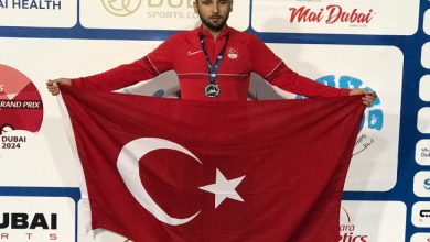 Para atletimiz Oğuz Akbulut, Türk Bayrağı tutarak poz veriyor.