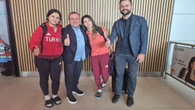 Soldan sağa Ebrar Keskin, Federasyon Başkanı Birol Aydın, Aysel Önder ve Asbaşkan Av. Ömer Faruk Kırali yan yana bulunarak elleriyle baş parmakları kaldırıp başarı işareti yapıyor.