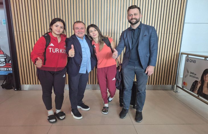 Soldan sağa Ebrar Keskin, Federasyon Başkanı Birol Aydın, Aysel Önder ve Asbaşkan Av. Ömer Faruk Kırali yan yana bulunarak elleriyle baş parmakları kaldırıp başarı işareti yapıyor.