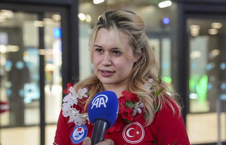 Dünya Şampiyonu Defne Kurt Anadolu Ajansı mikrofonuna açıklamada bulunuyor.