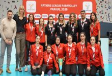 Oturarak Voleybol Kadın Milli Takımımız, teknik kadro ile beraber madalya pozu veriyor.