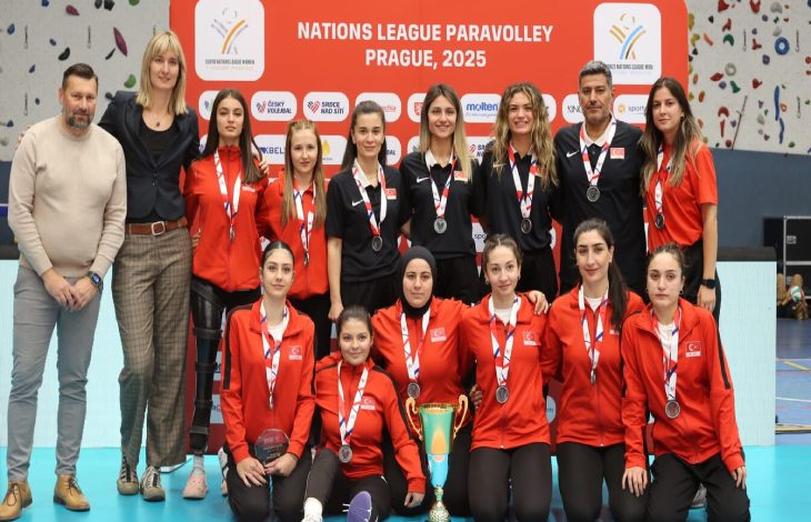 Oturarak Voleybol Kadın Milli Takımımız, teknik kadro ile beraber madalya pozu veriyor.