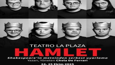 Görselde, siyah beyaz tonlarda tasarlanmış bir tiyatro afişi yer alıyor. Sekiz oyuncu taç takarak poz vermiş. Alt kısımda kırmızı ve beyaz harflerle “Teatro La Plaza – HAMLET” başlığı yazıyor. Afişte, oyunun Shakespeare’in metninden serbest uyarlama olduğu ve 24-25 Ekim 2025’te Harbiye Muhsin Ertuğrul Sahnesi’nde sahneleneceği bilgisi bulunuyor.