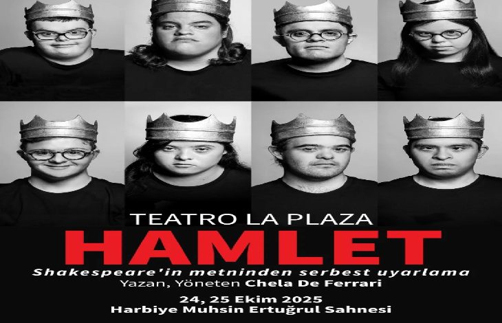 Görselde, siyah beyaz tonlarda tasarlanmış bir tiyatro afişi yer alıyor. Sekiz oyuncu taç takarak poz vermiş. Alt kısımda kırmızı ve beyaz harflerle “Teatro La Plaza – HAMLET” başlığı yazıyor. Afişte, oyunun Shakespeare’in metninden serbest uyarlama olduğu ve 24-25 Ekim 2025’te Harbiye Muhsin Ertuğrul Sahnesi’nde sahneleneceği bilgisi bulunuyor.