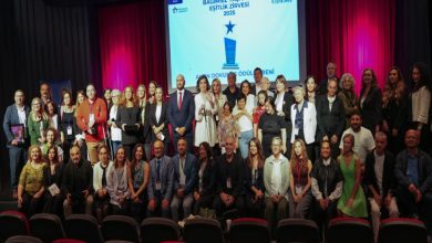 Kalabalık bir grup, sahne önünde toplu fotoğraf çektiriyor. Arkada “Bağımsız Yaşam ve Eşitlik Zirvesi 2025 – Altın Dokunuş Ödül Töreni” yazılı bir ekran yer alıyor. Katılımcılar sahnede gülümseyerek poz veriyor.
