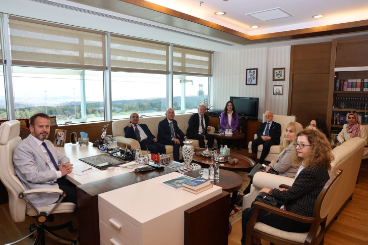 Solda, makam koltuğunda Anayasa Mahkemesi Üyesi Kenan Yaşar oturuyor, karşısında toplantıda bulunan Türkiye Barolar Birliği Engelli Hakları Komisyonu Üyeleri koltuklarda oturarak kameraya doğru bakıyorlar.