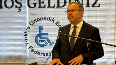 Türkiye Büyük Millet Meclisi Engelli Bireylerin Sorunlarını Araştırma Komisyonu Başkanı Dr. Mehmet Kasapoğlu kürsüde konuşma yapıyor.