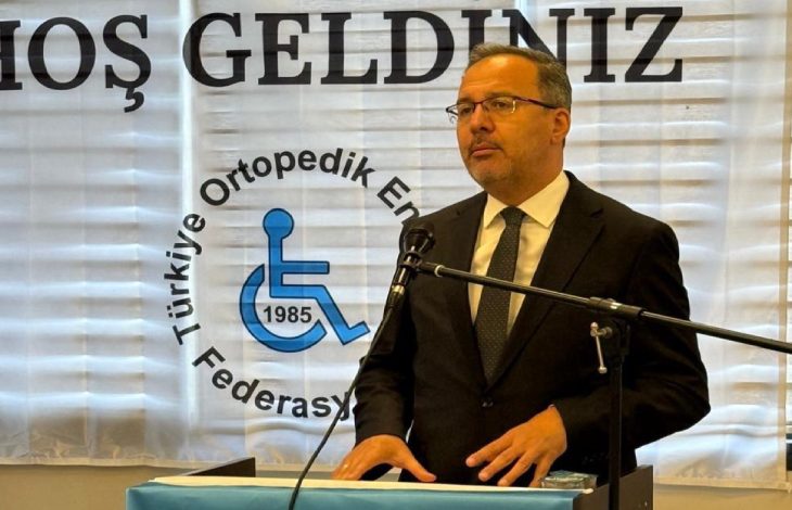 Türkiye Büyük Millet Meclisi Engelli Bireylerin Sorunlarını Araştırma Komisyonu Başkanı Dr. Mehmet Kasapoğlu kürsüde konuşma yapıyor.