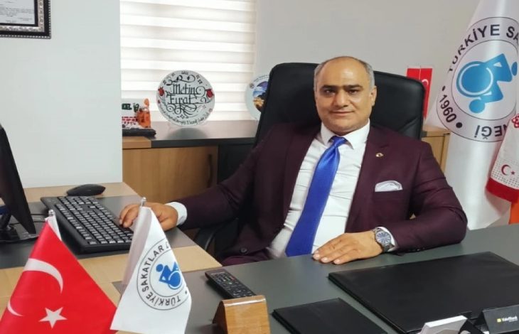 Türkiye Sakatlar Derneği Elazığ Şube Başkanı Metin Fırat makamında oturuyor.