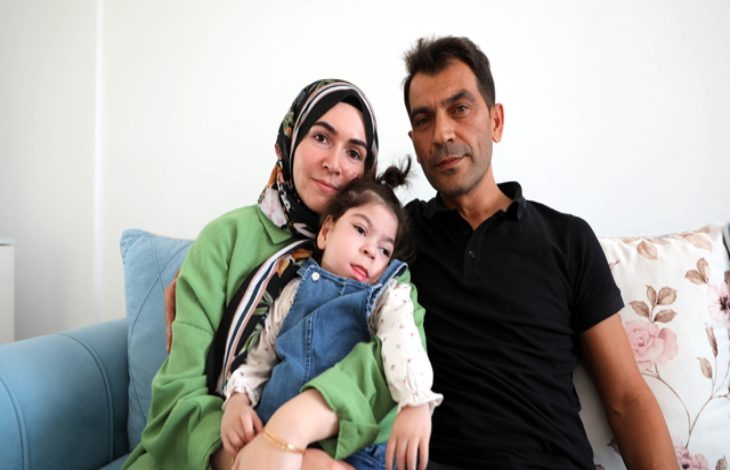 Sema ve Abdullah Bozoklar çifti yan yana oturup, engelli kızları Deniz Esin’i kucakta tutarak poz veriyorlar.
