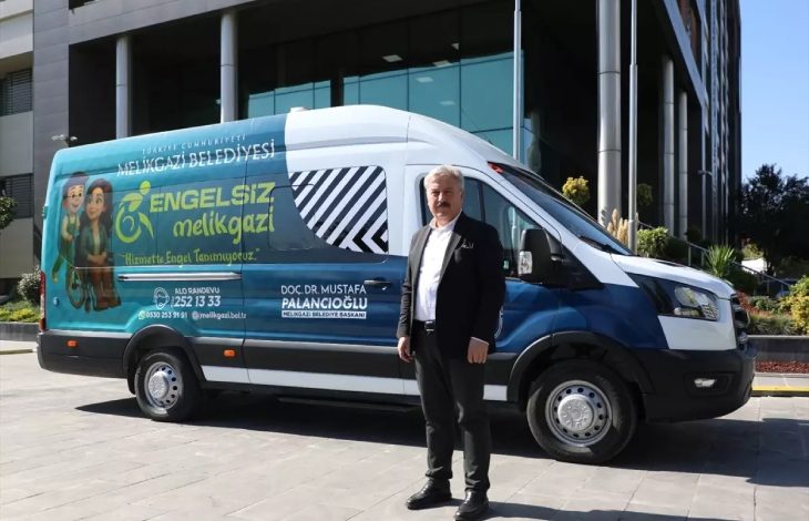 Engelli bireyler için hizmete sunulan minibüsün yanında Melikgazi Belediye Başkanı Mustafa Palancıoğlu bulunuyor.