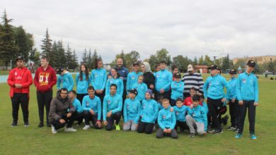 Türkiye Özel Sporcular Spor Federasyonu Yönetimi özel sporcularla sahada hatıra fotoğrafı çektiriyor.