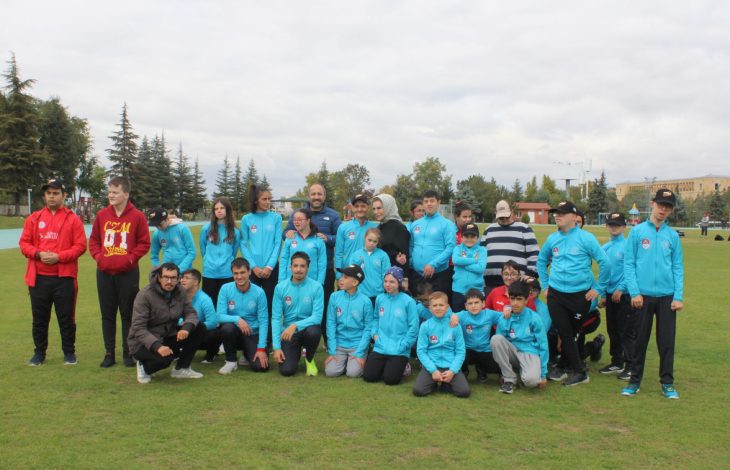 Türkiye Özel Sporcular Spor Federasyonu Yönetimi özel sporcularla sahada hatıra fotoğrafı çektiriyor.