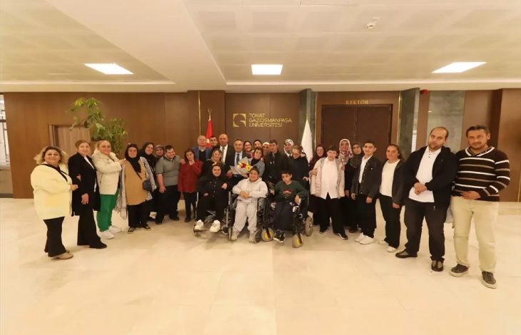 Türkiye Sakatlar Derneği Tokat Şubesi yönetimi, engelli bireyler ile Tokat Gaziosmanpaşa Üniversitesi Rektörü Prof. Dr. Fatih Yılmaz fotoğraf çektiriyor.